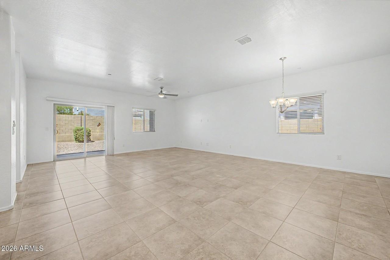 21254 W Hubbell St - Photo 5 of 32