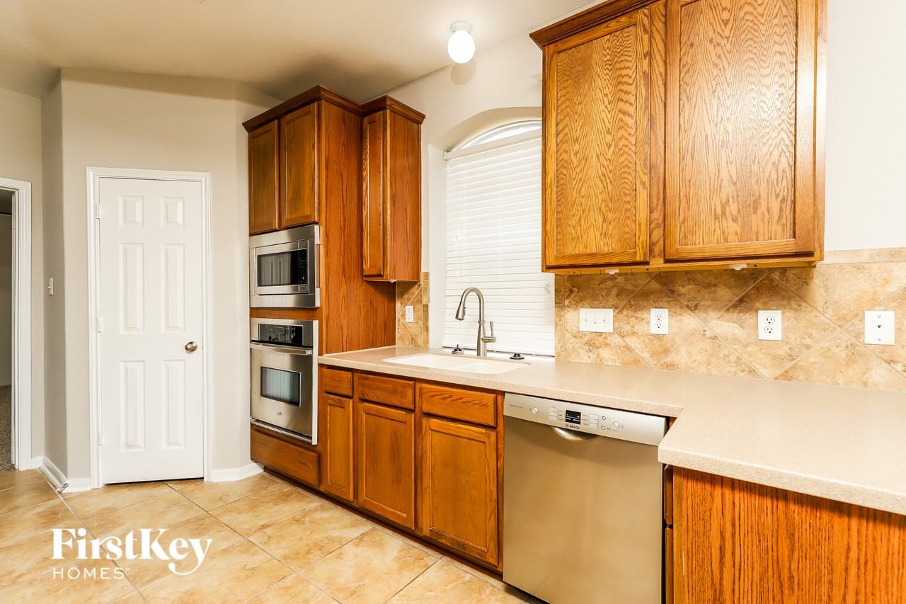 2225 Crary Mdw - Photo 7 of 15
