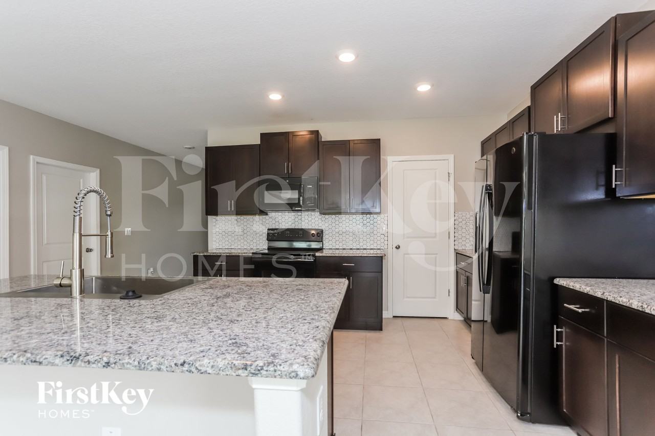 10226 Bright Crystal Ave - Photo 4 of 15