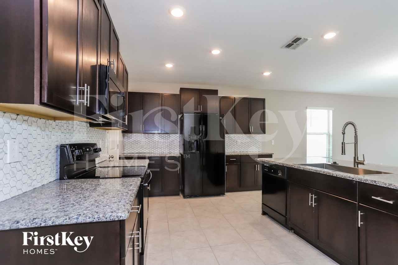 10226 Bright Crystal Ave - Photo 5 of 15