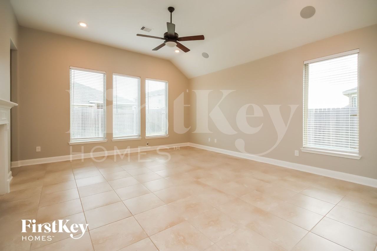 8723 Jonqil Dr - Photo 3 of 15