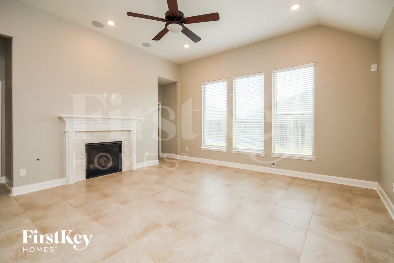 8723 Jonqil Dr - Photo 4 of 15