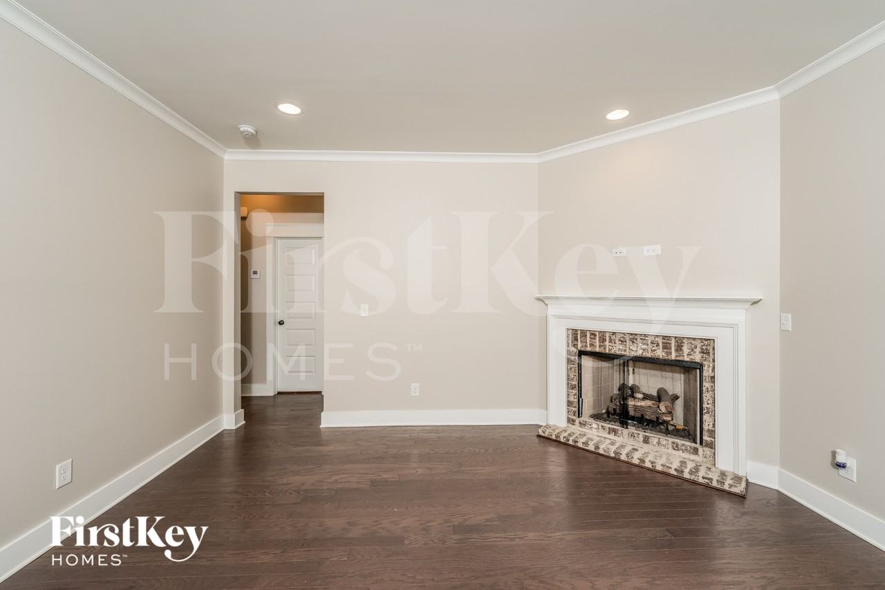 1300 Shades Ter - Photo 2 of 15