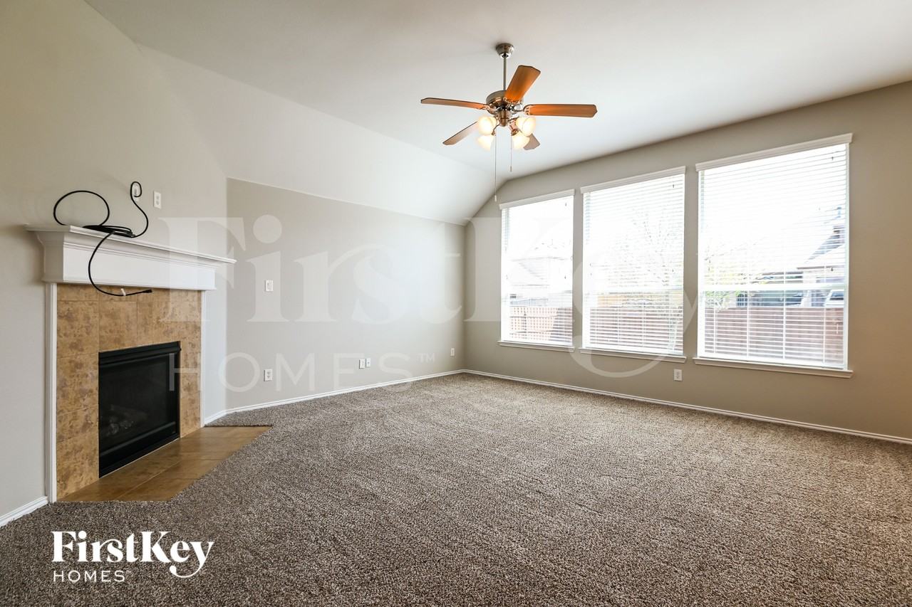 824 Trailwood Dr - Photo 2 of 15