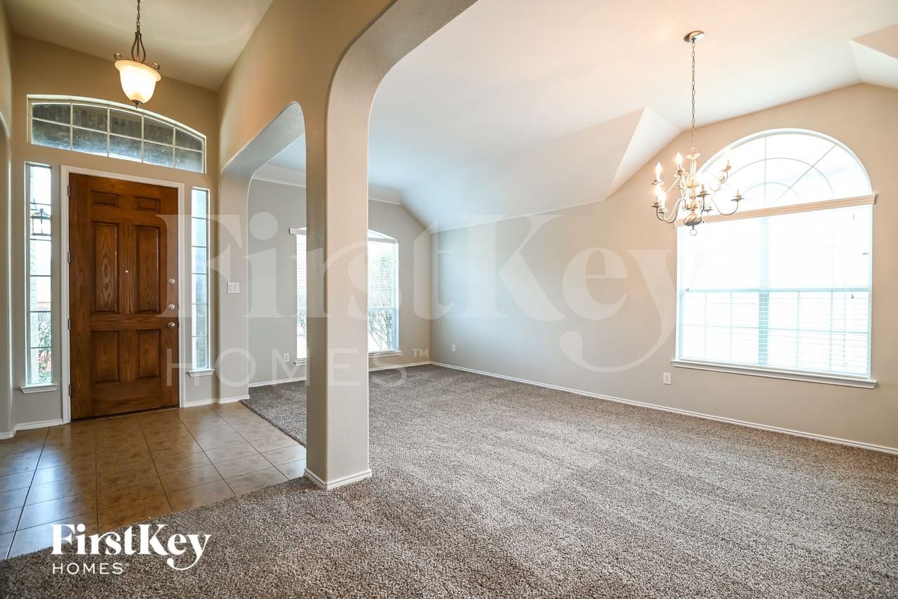 824 Trailwood Dr - Photo 4 of 15