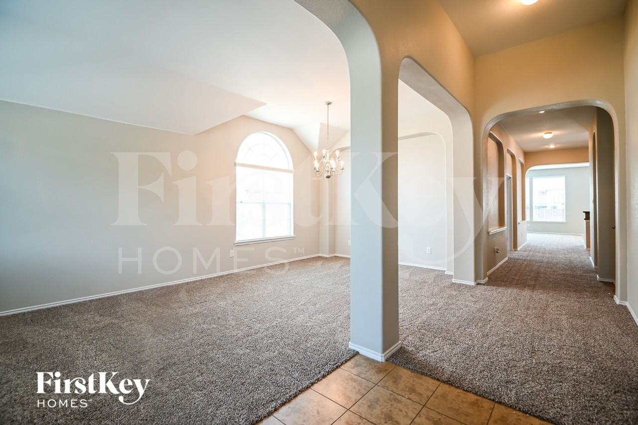824 Trailwood Dr - Photo 5 of 15