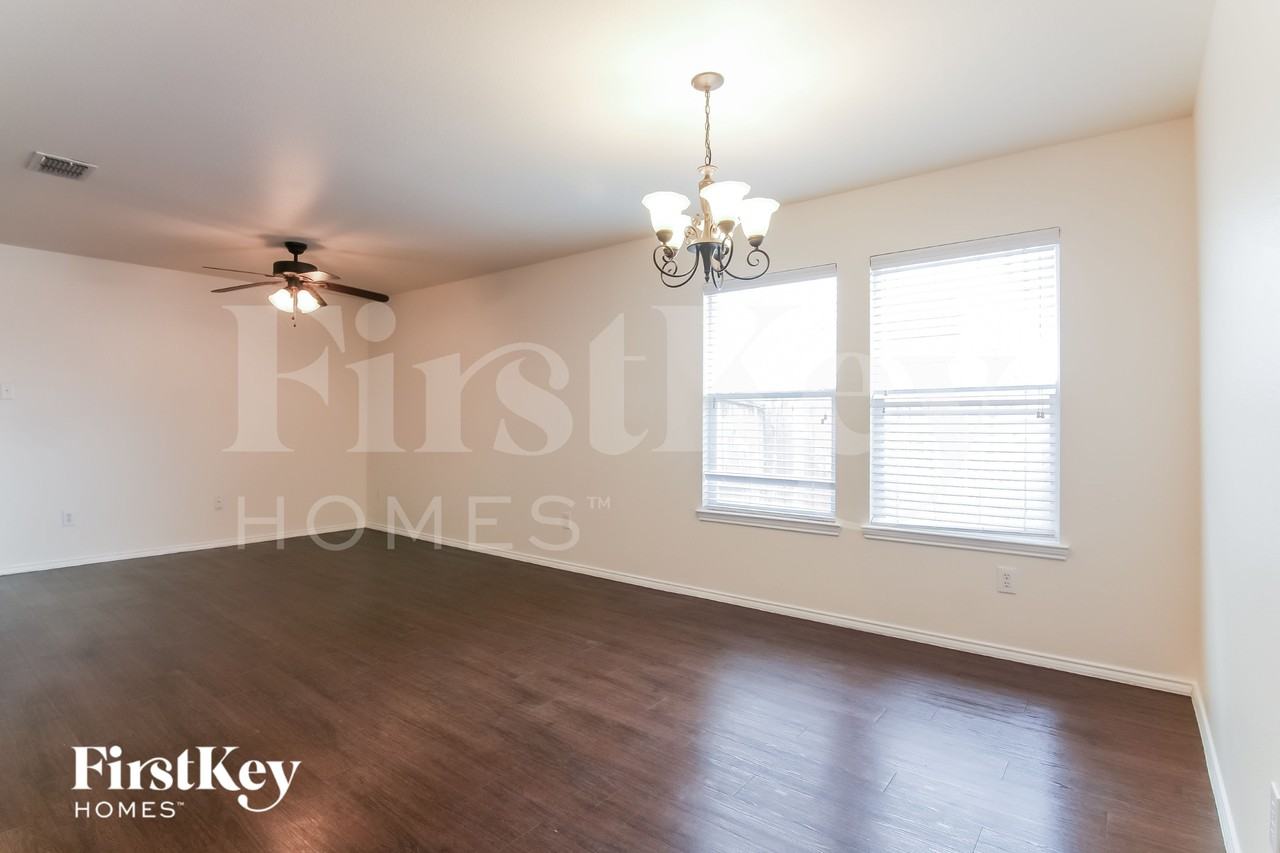 1305 Haley Ln - Photo 5 of 16