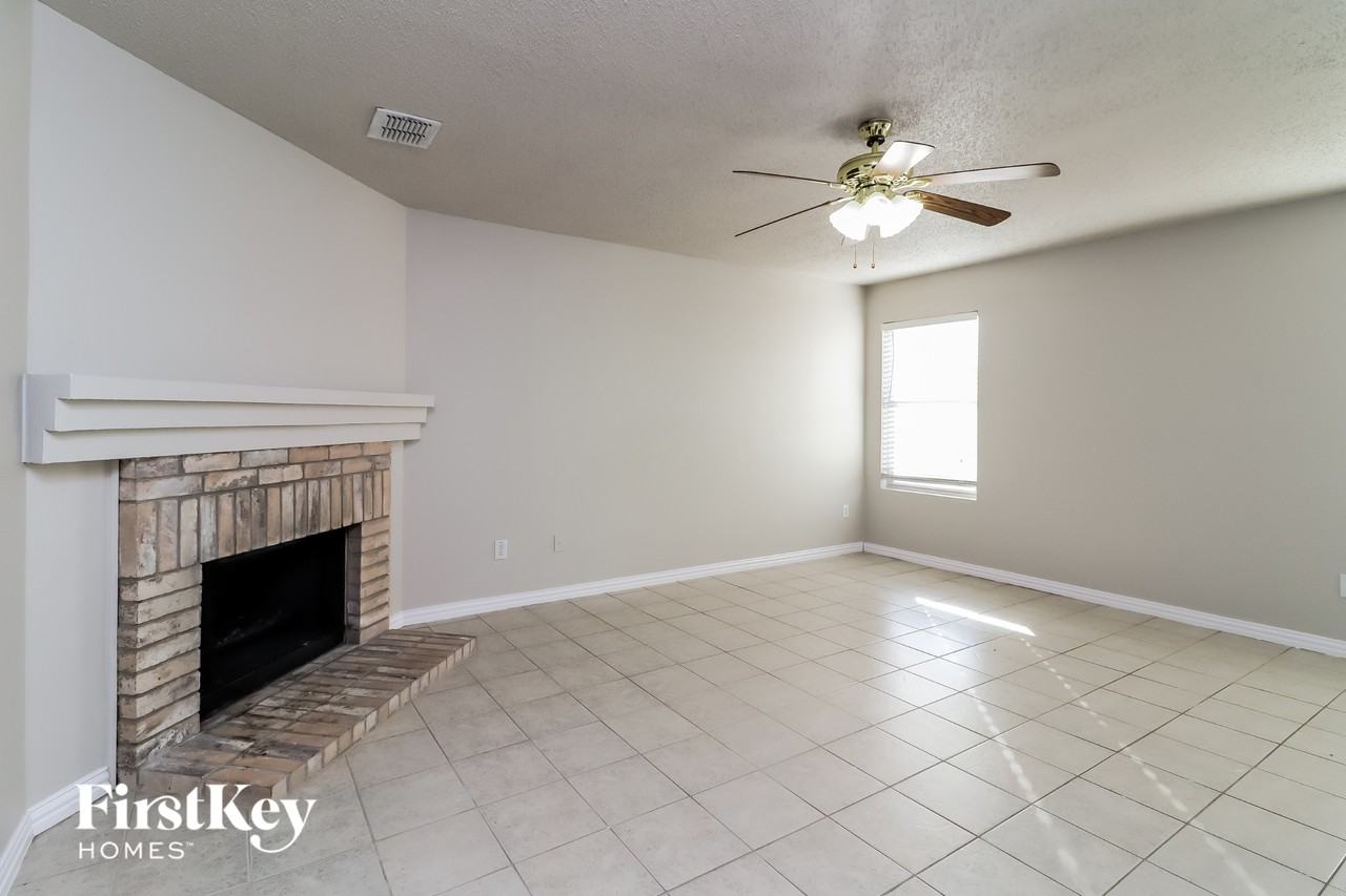 3913 Fox Run Dr - Photo 2 of 15