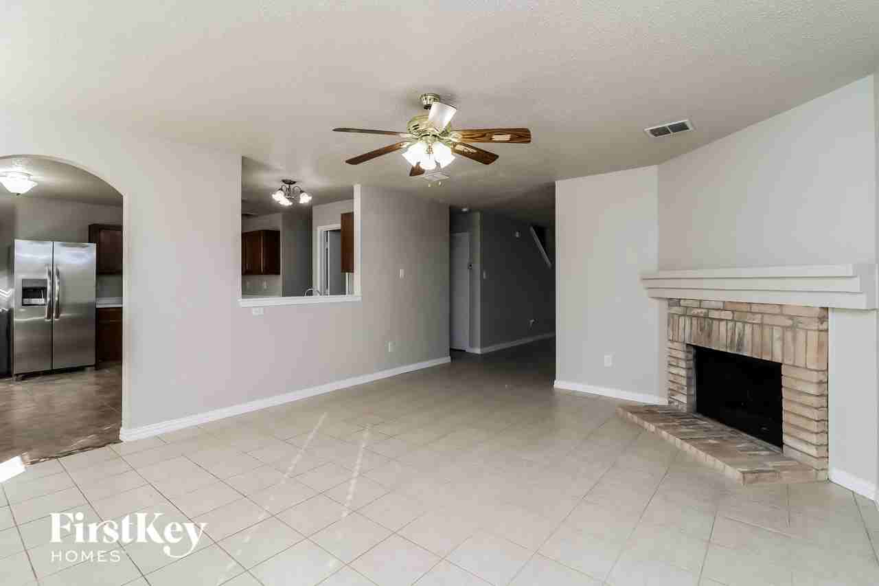 3913 Fox Run Dr - Photo 3 of 15