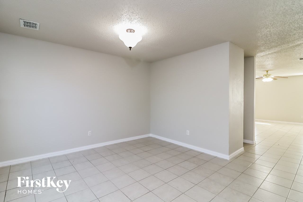 3913 Fox Run Dr - Photo 5 of 15
