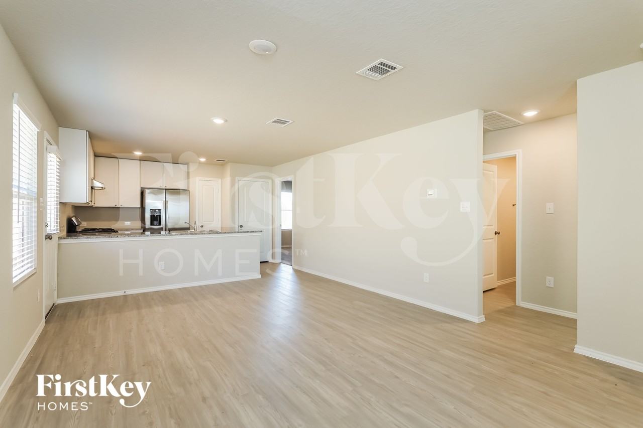 10719 Prusiner Dr - Photo 5 of 19