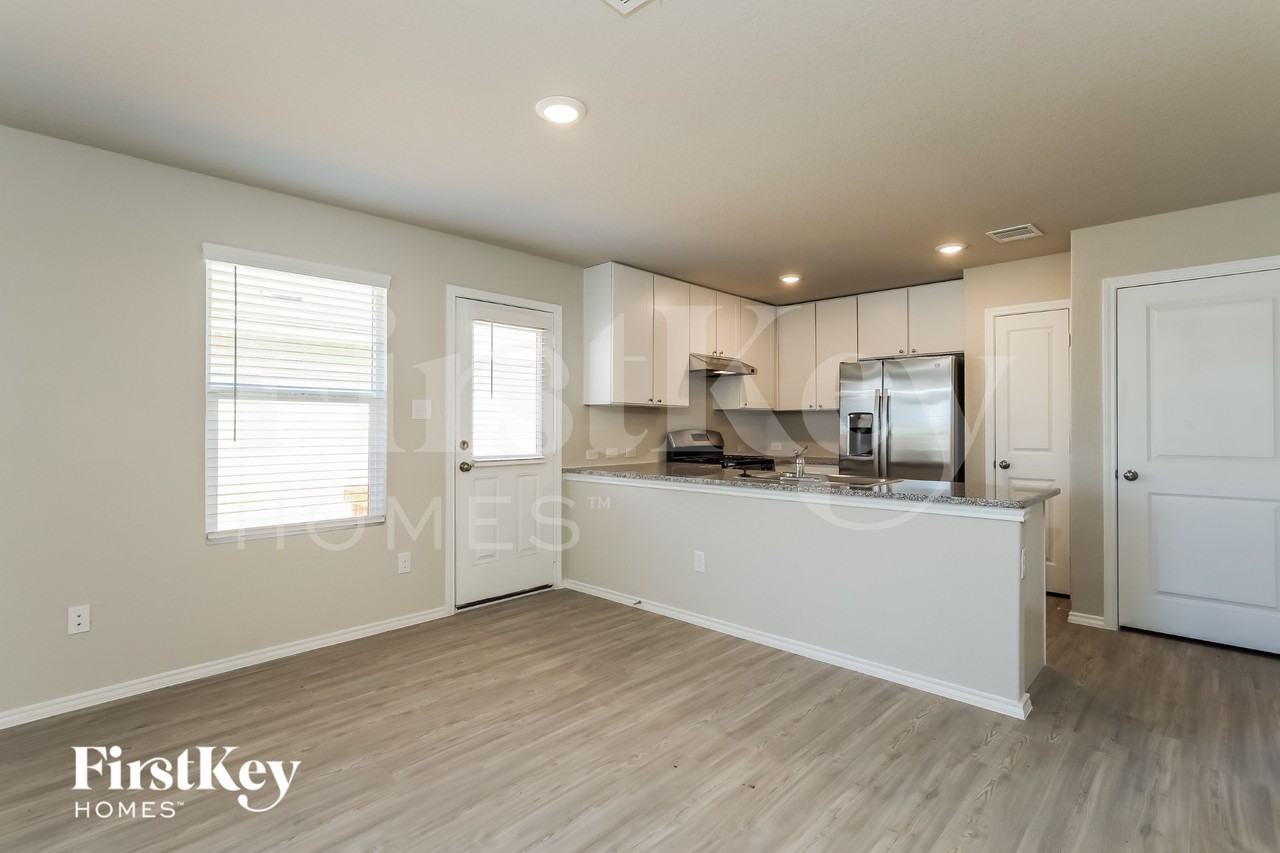 10719 Prusiner Dr - Photo 6 of 19