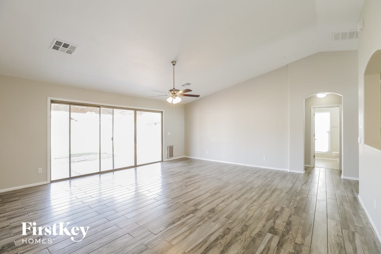 7017 N 77th Dr - Photo 3 of 15