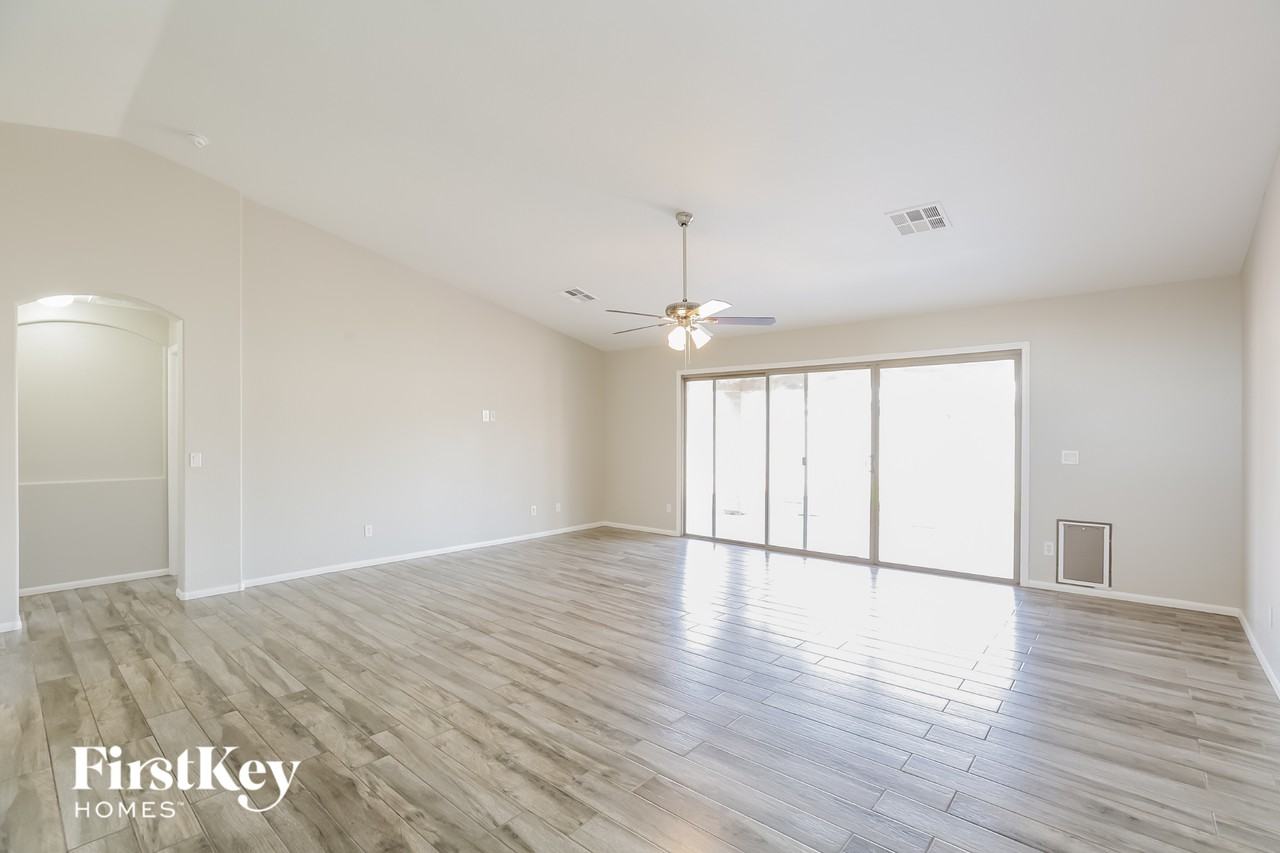 7017 N 77th Dr - Photo 4 of 15