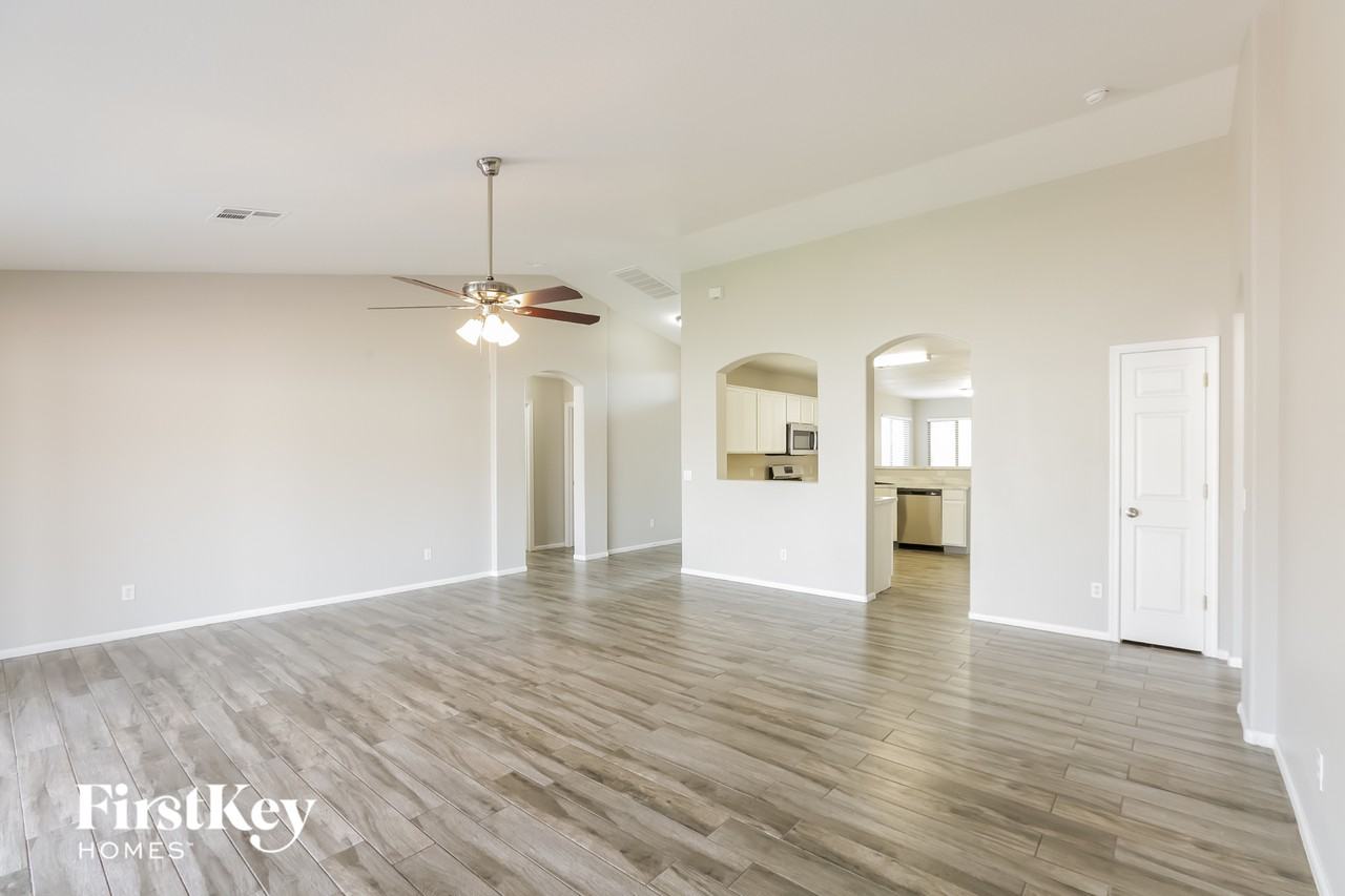 7017 N 77th Dr - Photo 5 of 15