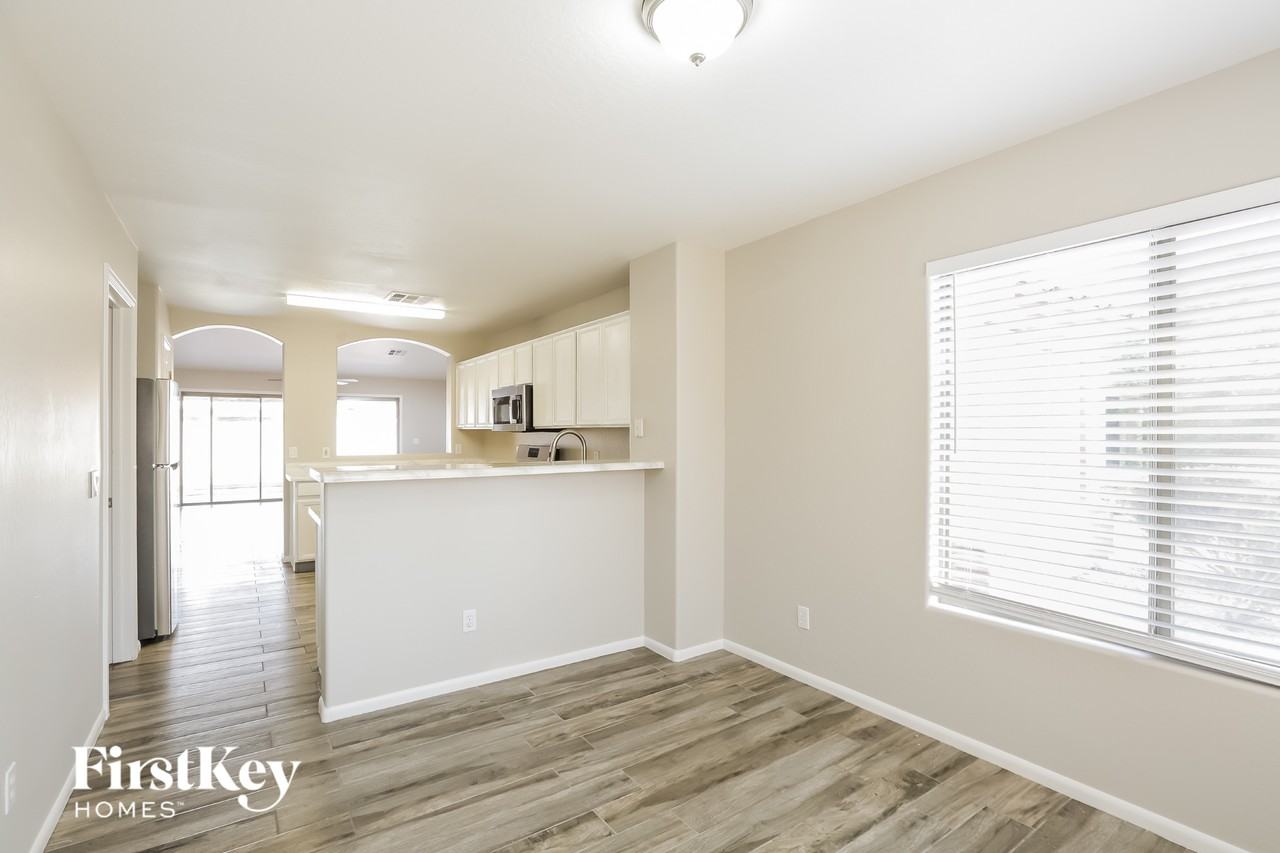 7017 N 77th Dr - Photo 6 of 15