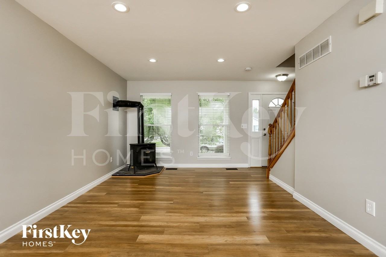 1141 Ashford Place Dr - Photo 3 of 15