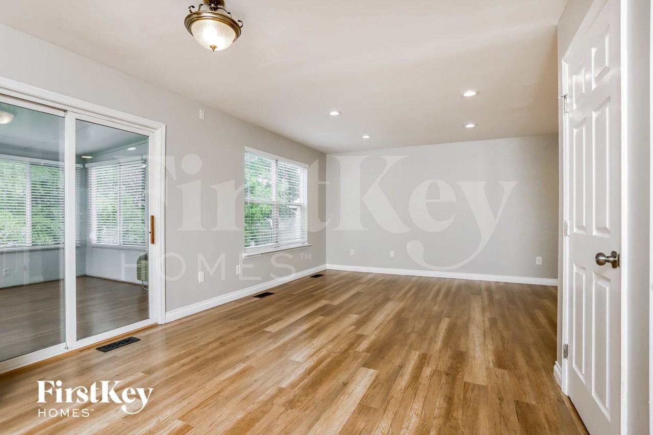 1141 Ashford Place Dr - Photo 4 of 15