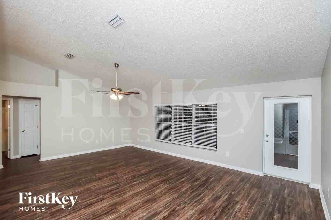 1448 Wacker Ave Se - Photo 3 of 16