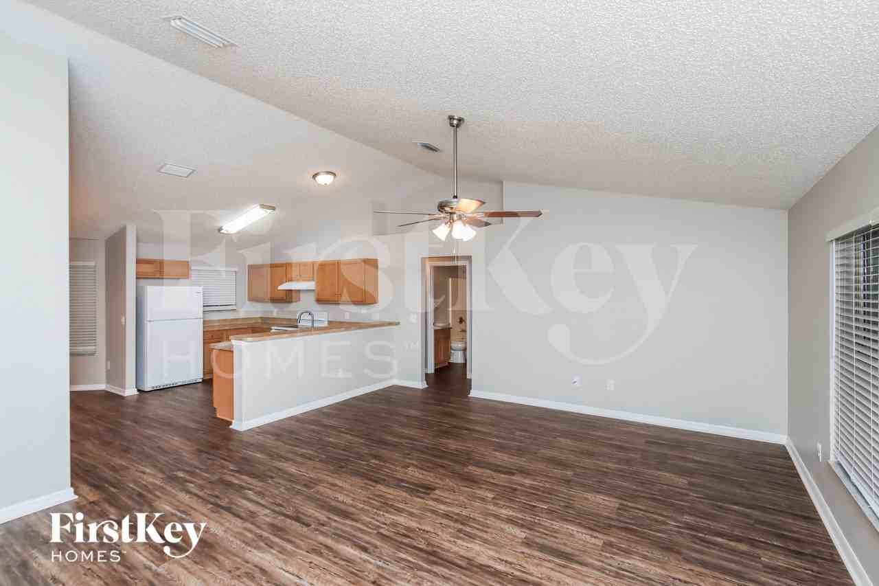 1448 Wacker Ave Se - Photo 4 of 16