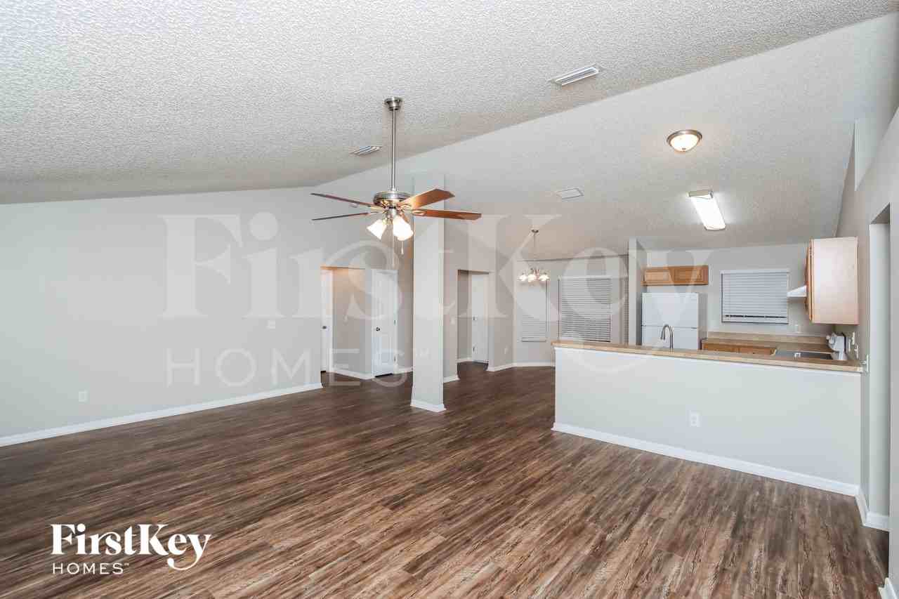 1448 Wacker Ave Se - Photo 5 of 16