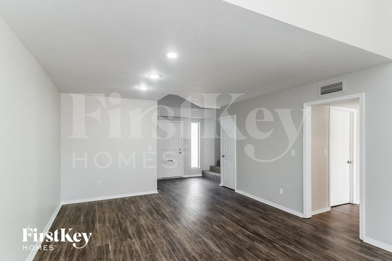19229 N 6th St - Photo 2 of 15