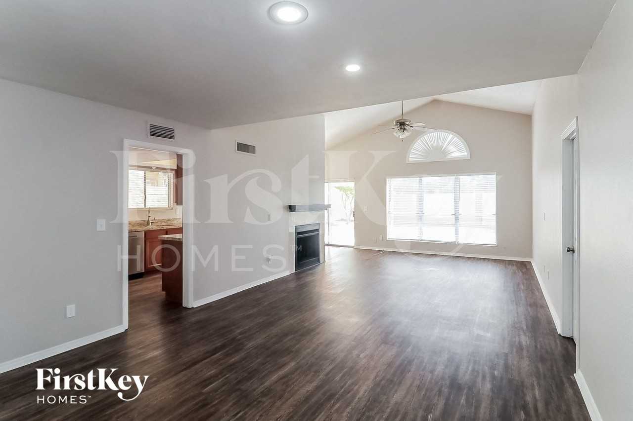19229 N 6th St - Photo 3 of 15