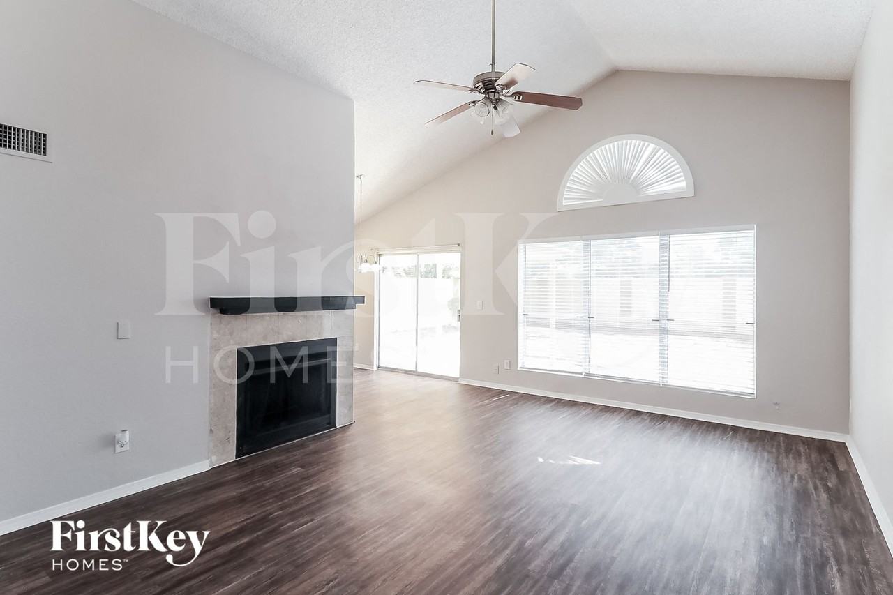 19229 N 6th St - Photo 4 of 15