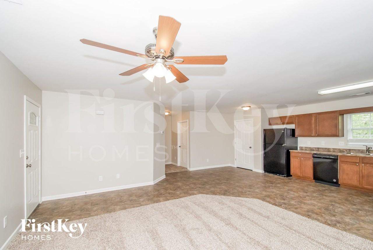 1805 Seayes Rd - Photo 4 of 15