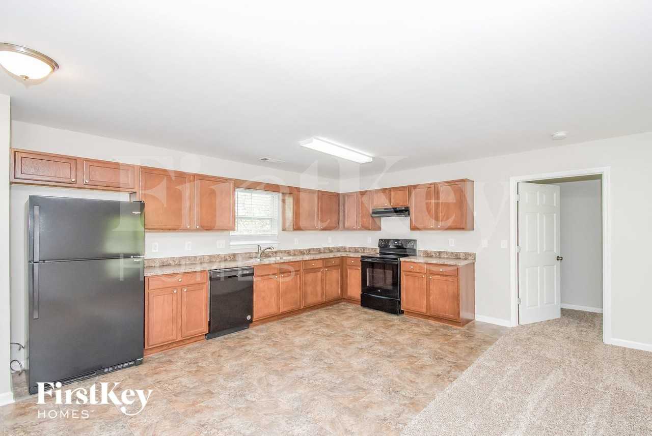 1805 Seayes Rd - Photo 6 of 15