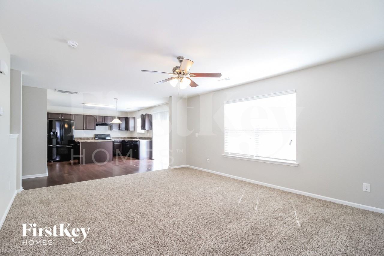1438 Waverly St - Photo 4 of 15