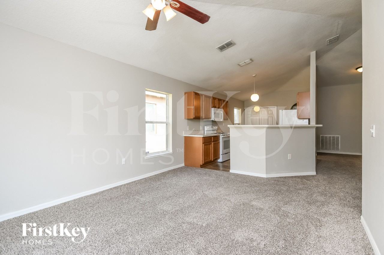 926 Killarney Ln - Photo 3 of 16