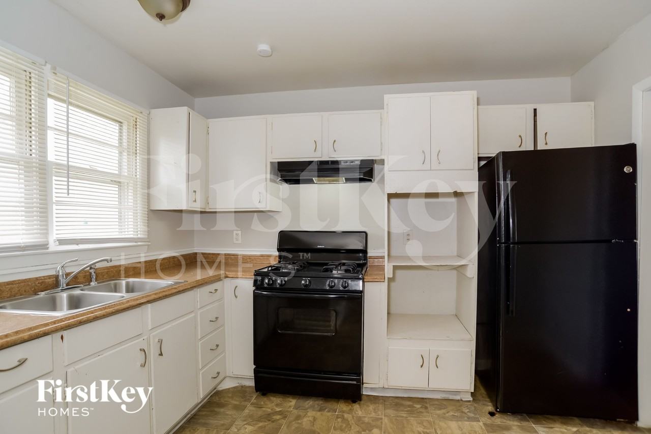 8911 Blue Ridge Blvd - Photo 7 of 15