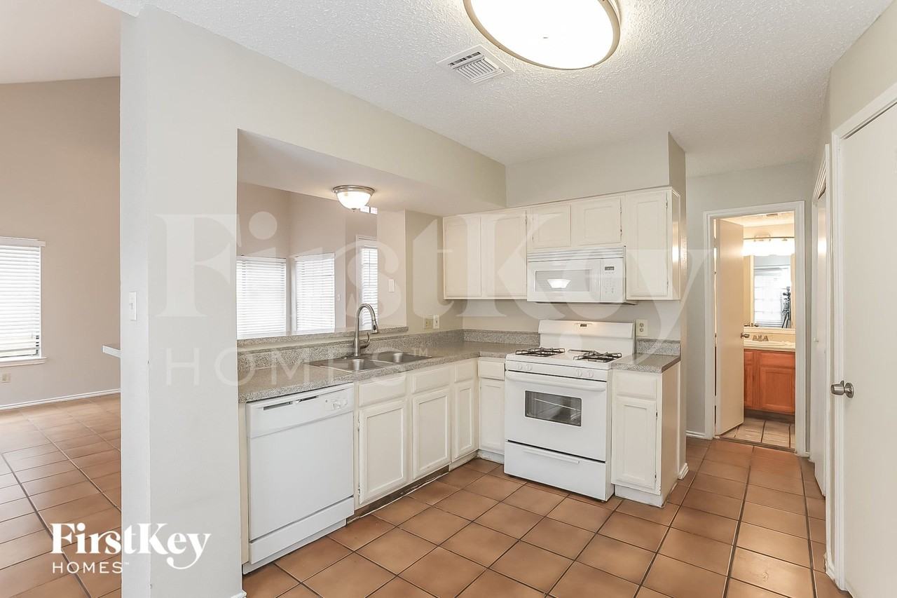 8603 Kinghaven St - Photo 4 of 15