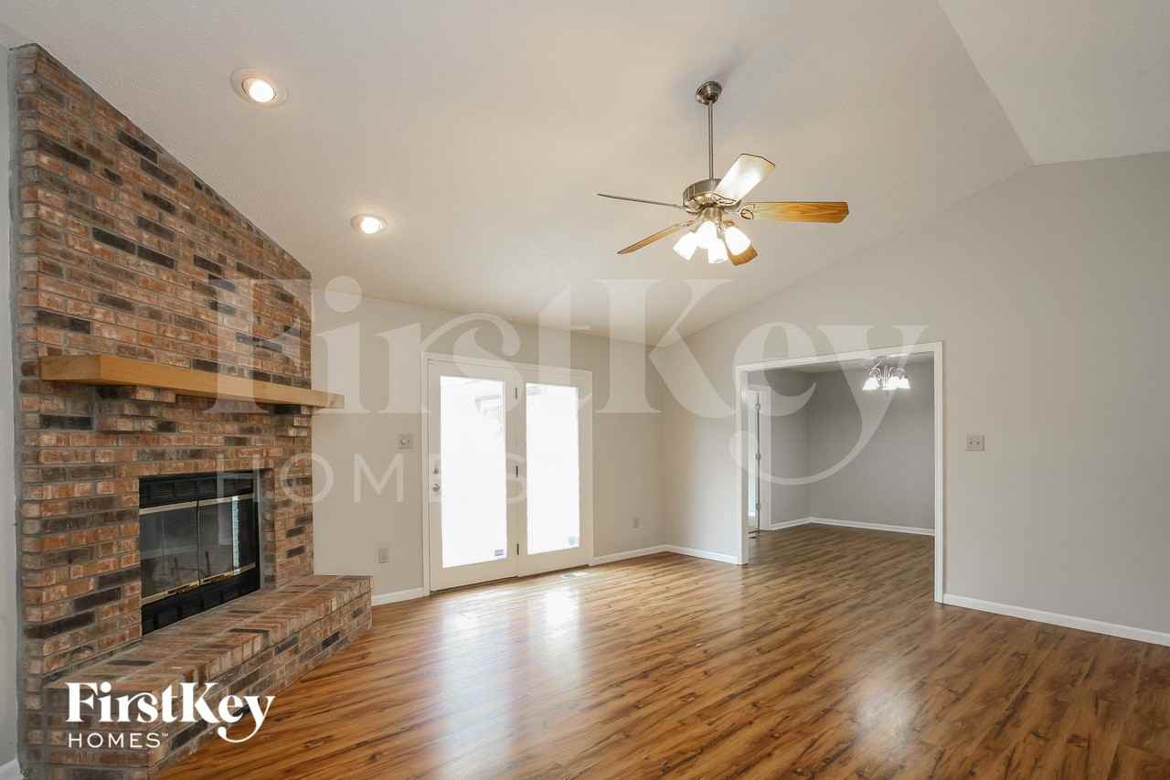 8522 Summertree Ln - Photo 3 of 15