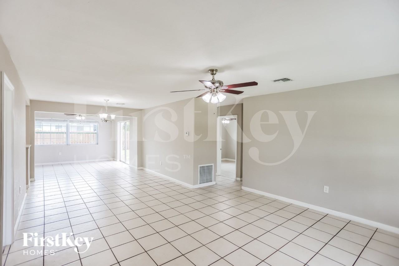 7231 Mcarthur Pkwy - Photo 3 of 16