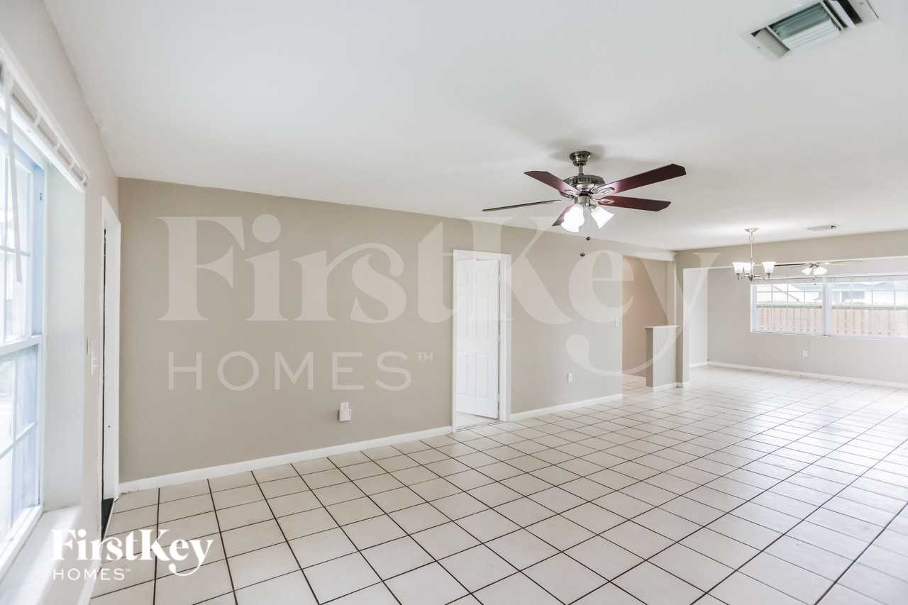 7231 Mcarthur Pkwy - Photo 4 of 16