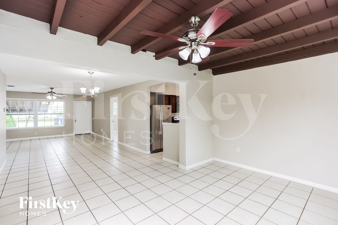 7231 Mcarthur Pkwy - Photo 5 of 16