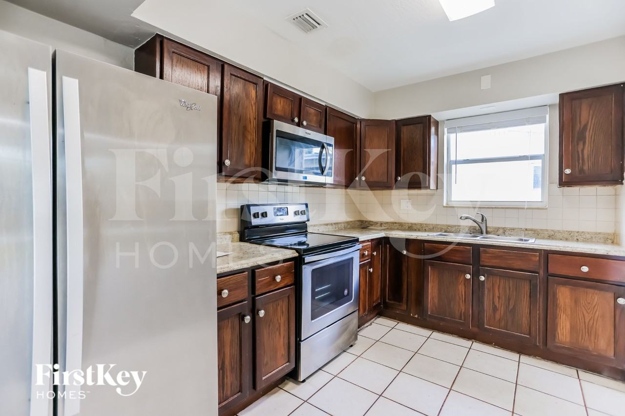7231 Mcarthur Pkwy - Photo 7 of 16