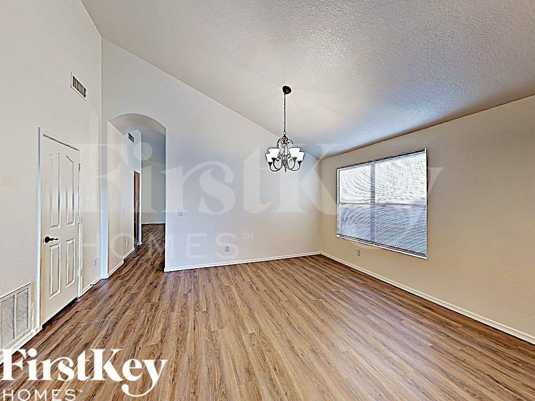 7206 E Lindner Ave - Photo 2 of 15