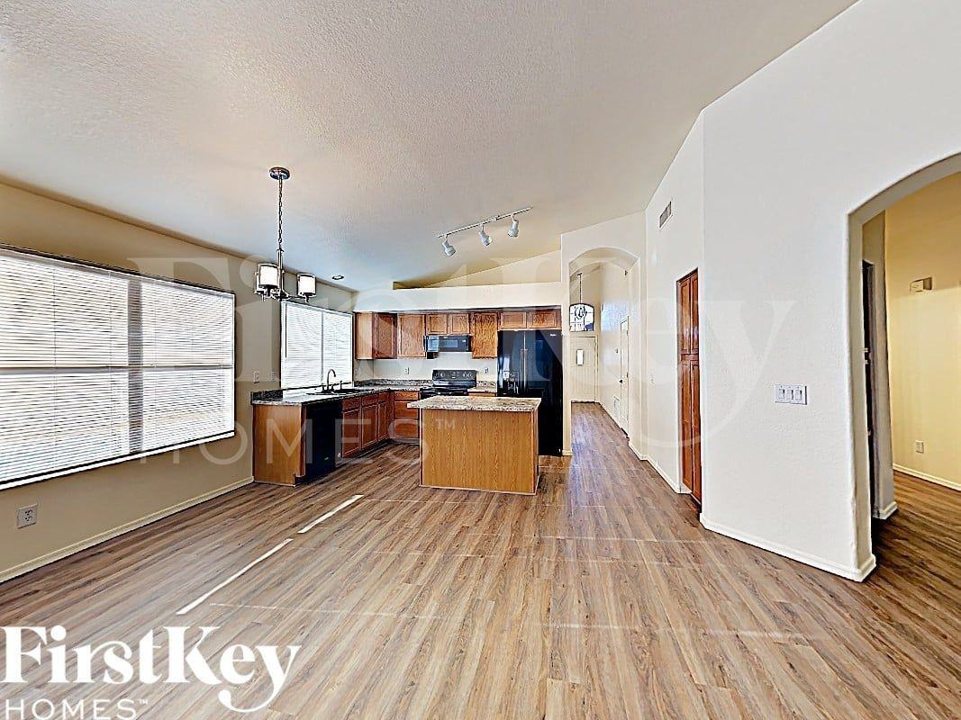 7206 E Lindner Ave - Photo 7 of 15