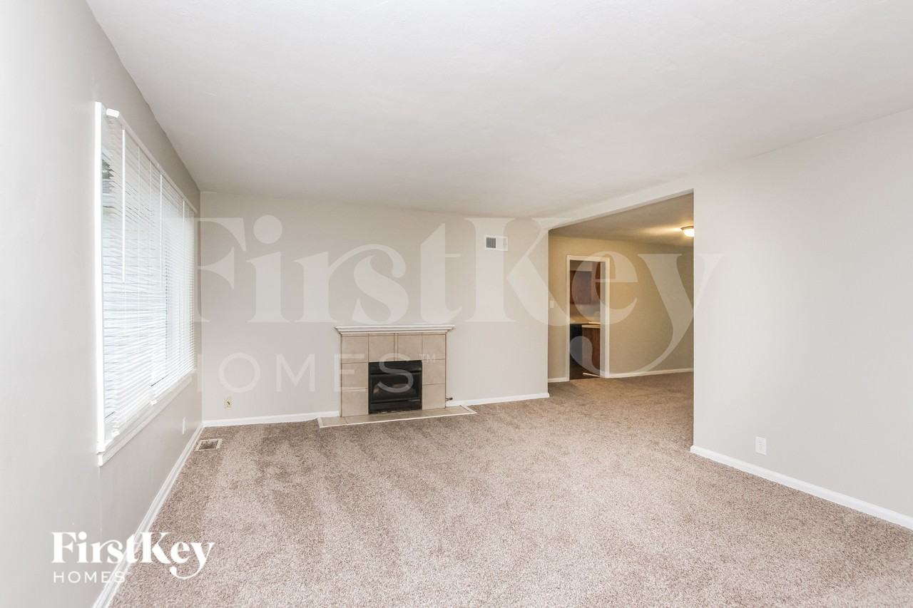 5614 N Victoria Dr - Photo 3 of 16