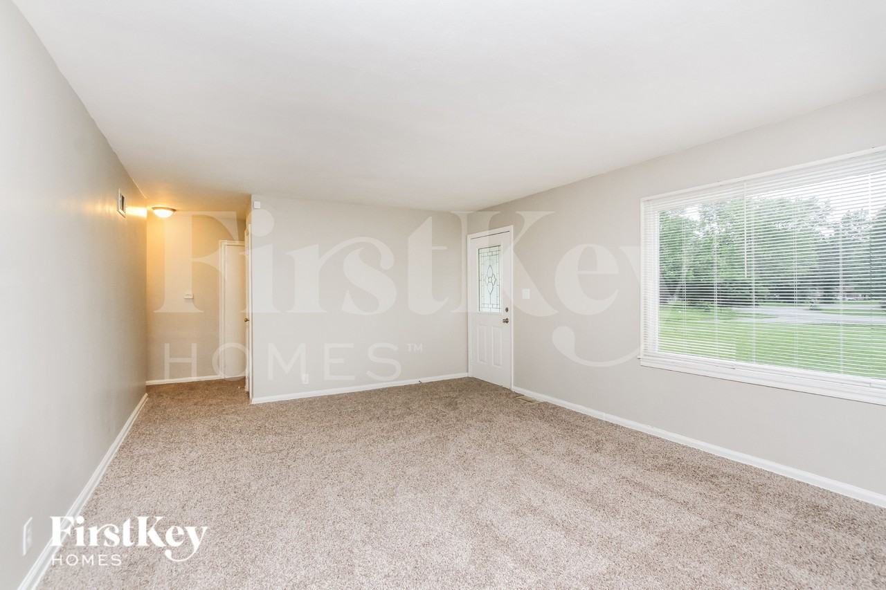 5614 N Victoria Dr - Photo 4 of 16