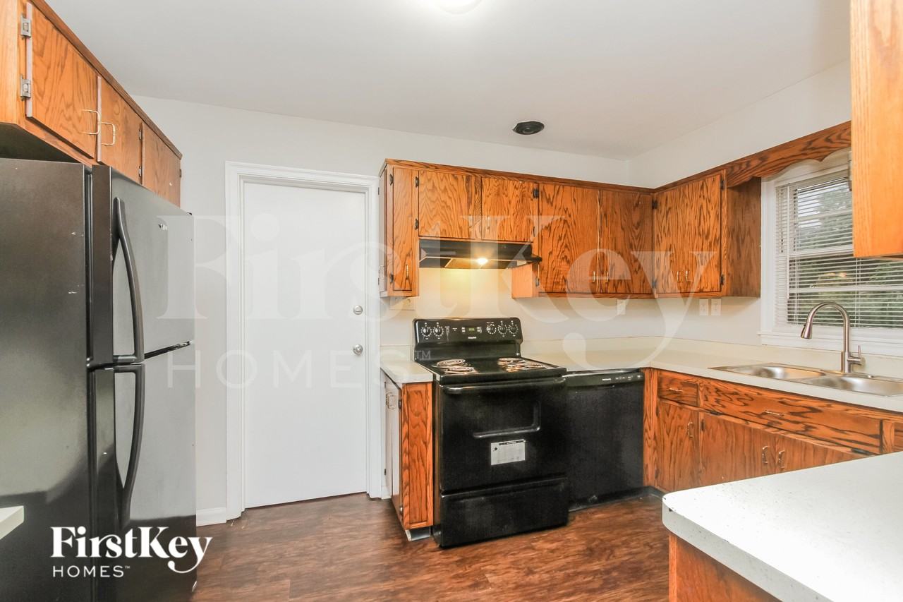 5614 N Victoria Dr - Photo 7 of 16