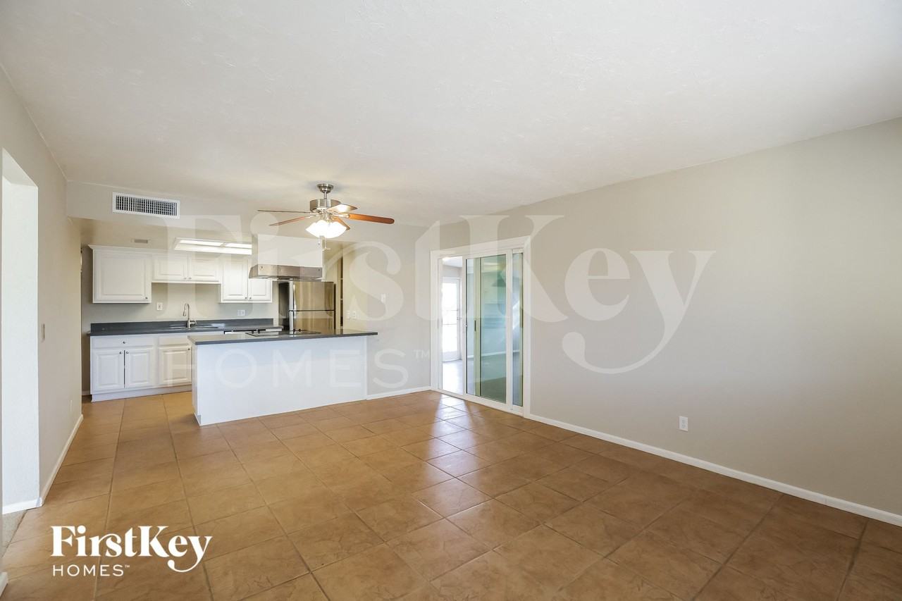 402 E Dunbar Dr - Photo 3 of 15