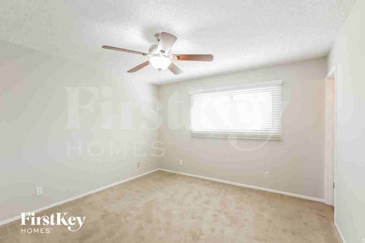 402 E Dunbar Dr - Photo 6 of 15