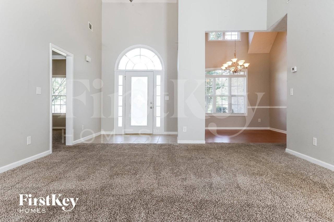 381 Glouchester Dr - Photo 3 of 15