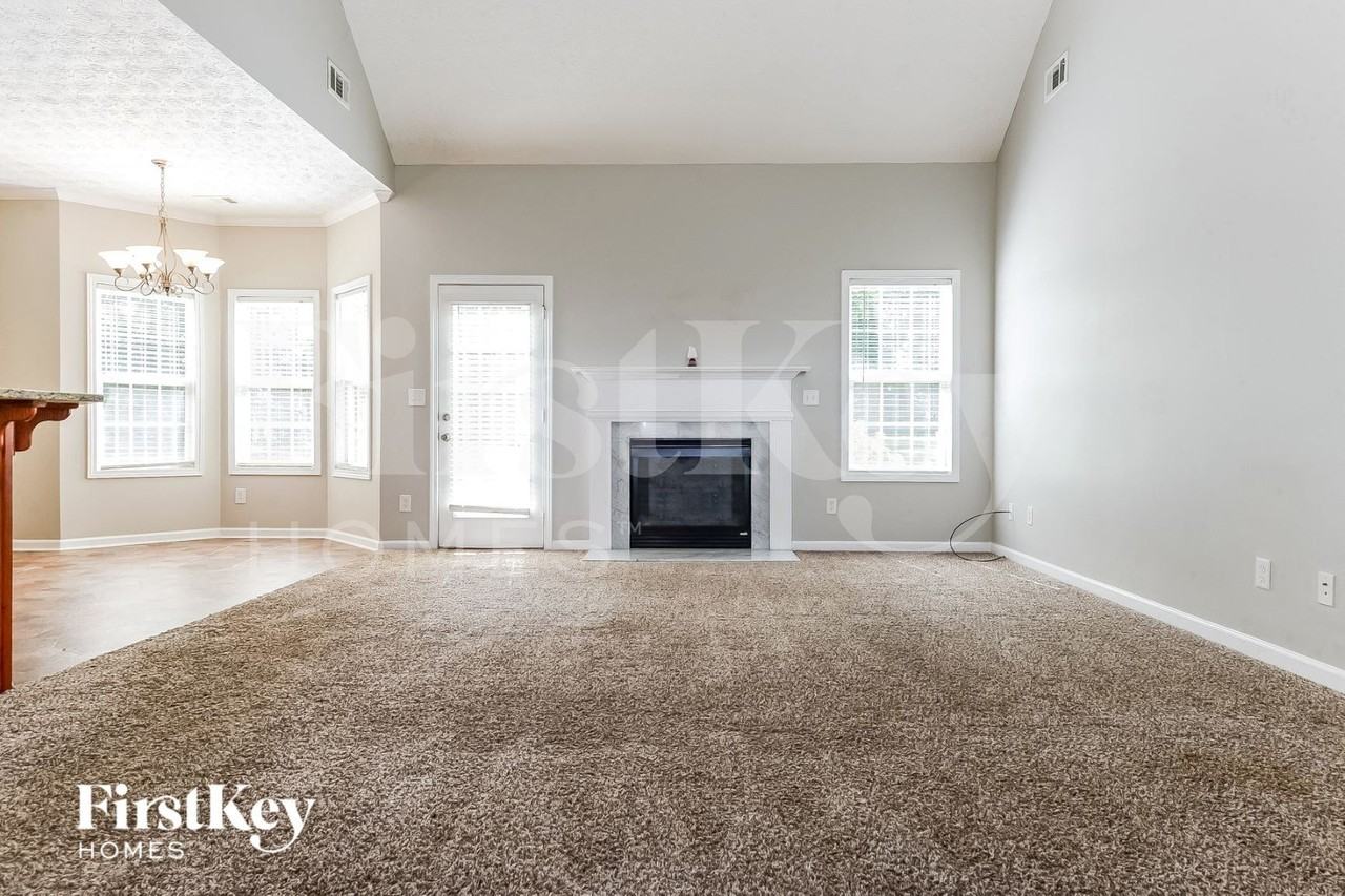 381 Glouchester Dr - Photo 4 of 15