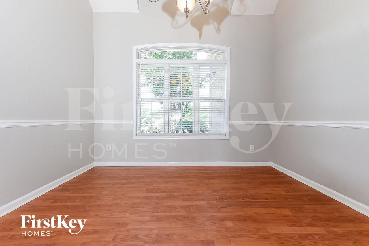 381 Glouchester Dr - Photo 5 of 15