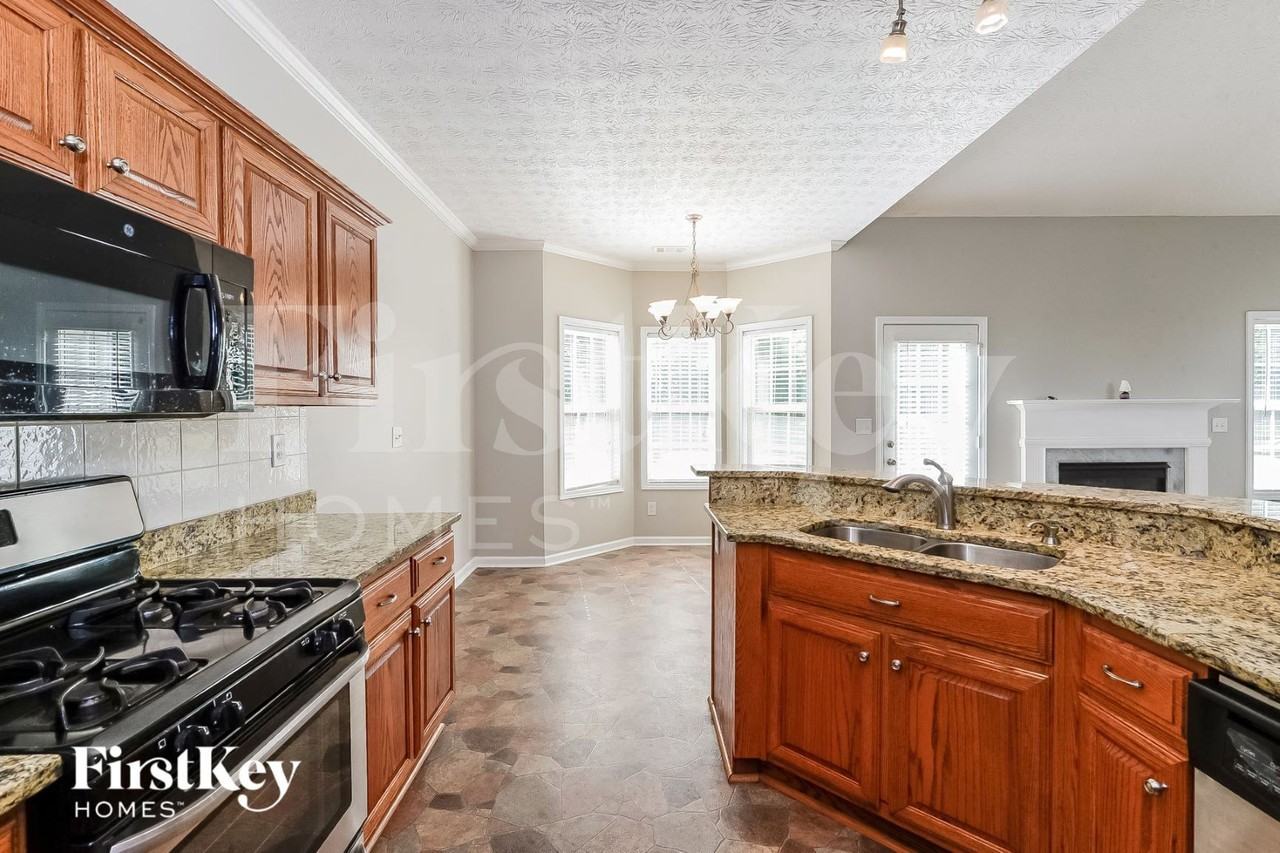 381 Glouchester Dr - Photo 7 of 15